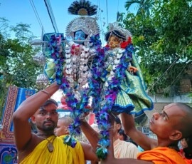 Kunja Bhanga ceremony, including the "Thakur Nach" (dance of the deity), at the Boro Goswami Bari / Photo: Rajarshi Ganguly Kunja Bhanga ceremony, including the "Thakur Nach" (dance of the deity), at the Boro Goswami Bari / Photo: Rajarshi Ganguly
